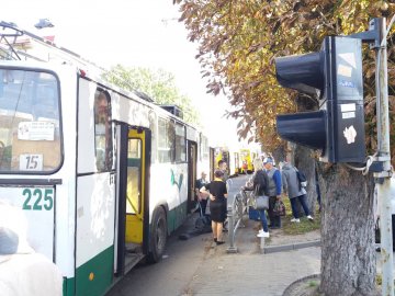 У Луцьку тролейбус збив чоловіка: у потерпілого – серйозна травма голови. ФОТО. ОНОВЛЕНО