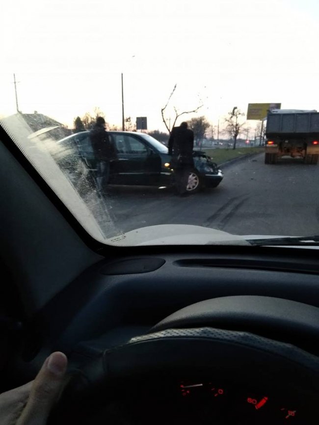 У Луцьку на аварійній дорозі автівці знесло «передок». ФОТО