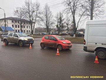Аварія у Луцьку: легковик зіткнувся з мікроавтобусом. ФОТО