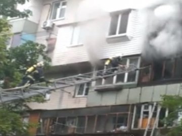 У Києві горіла квартира в багатоповерхівці. ВІДЕО