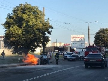 Посеред вулиці в Луцьку спалахнув автомобіль
