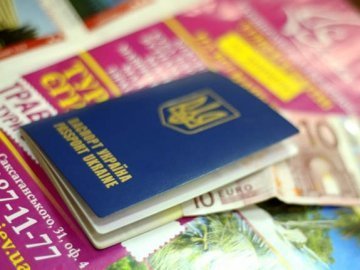 Закордонні паспорти видаватимуть за тиждень. ВІДЕО