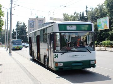 У Луцьку облаштують нові тролейбусні зупинки