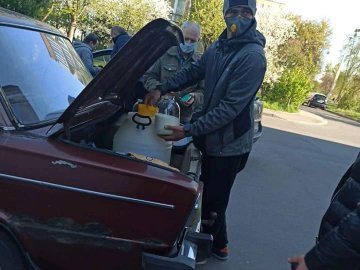 У Луцьку знову виявили продавців, які торгують «молочкою» з автомобілів. ФОТО