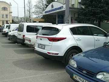 У Луцьку пограбували авто: свідків просять відгукнутися. ФОТО