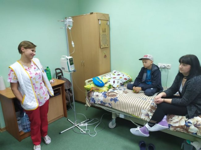 Учні Рованцівської школи подарували меблі онкогематологічному центру
