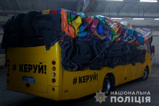 Поліція випустила на дороги України «автобус-привид» з гігантськими руками