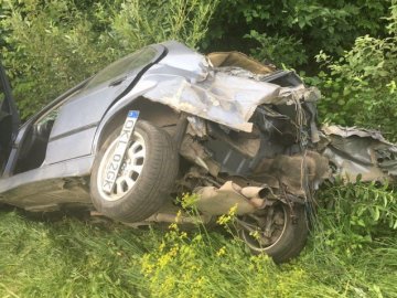 Розбитий бус і фура в кюветі: водій BMW на «бляхах» утік з місця аварії