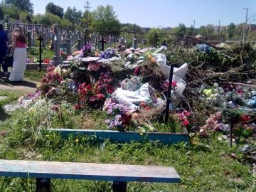 Кладовище Нововолинська тоне у смітті. ФОТО