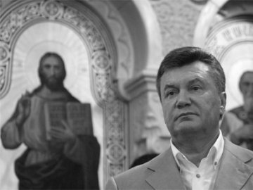 У церкву з Януковичем не пускали вірян. ВІДЕО