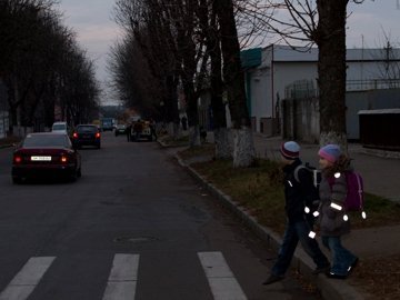 Пішоходам порадили пришивати на одяг світловідбивачі