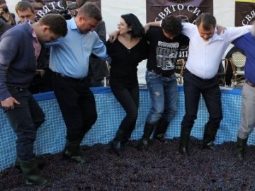 На фестивалі у Львові виноград давили ногами. ФОТО
