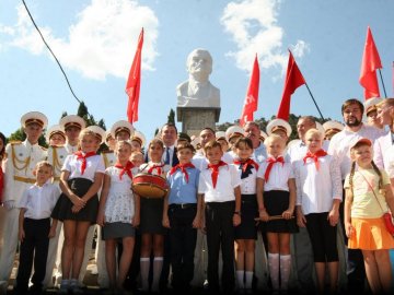 У Криму відкрили пам’ятник Леніну і прийняли школярів у піонери