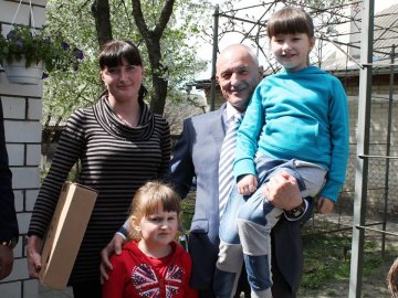 Савченко просить Міноборони допомогти родині Героя