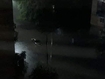 Вулицю волинського міста затопило. ФОТО