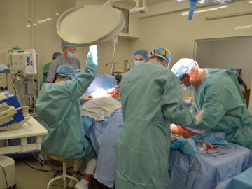 Зупинити серце, аби «перешити» і продовжити життя: репортаж з операційної обласної лікарні. ФОТО 18+