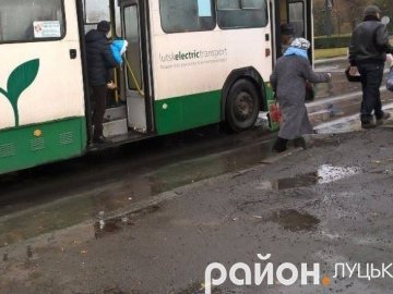 У Луцьку під час руху задимівся тролейбус
