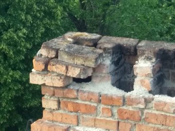 У Луцьку мешканці будинку бояться, що на голову з даху впаде цегла. ФОТО