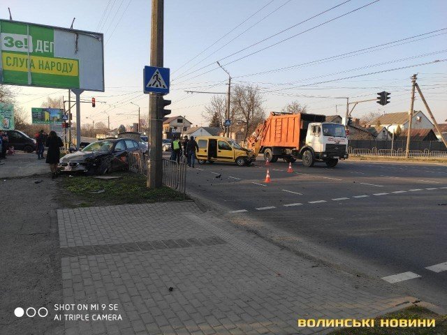 Аварія у Луцьку: авто викинуло на узбіччя та врізалося в огорожу. ФОТО