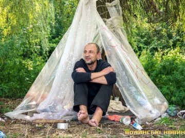 «Колись все у мене було нормально»: історія безхатька, який живе на березі Сапалаївки у Луцьку
