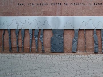 В Івано-Франківську встановили оригінальний монумент Героям Небесної Сотні