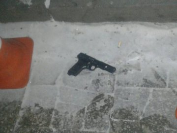 У Луцьку біля нічного клубу молодики розмахували зброєю. ФОТО