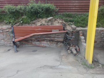 Аварія у Володимирі: авто протаранило зупинку