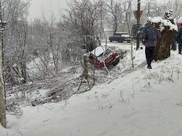 На Волині автівка з'їхала в кювет: постраждало двоє людей