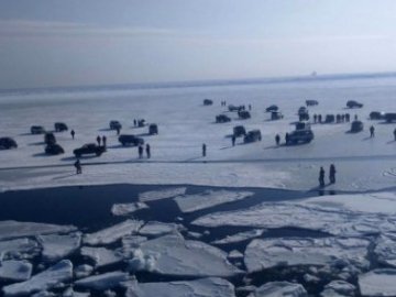 Майже 30 авто та півсотні людей віднесло в море на крижині у Росії