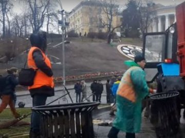 У Києві комунальники демонтують намети. ВІДЕО