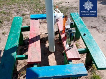 У Луцьку поліцейські затримали  чоловіків, які розпивали алкоголь на дитячому майданчику