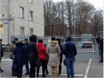 У Луцьку обурені родичі не випускали автобус зі строковиками