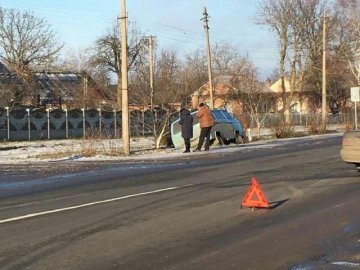 Поблизу Луцька аварія: авто злетіло в кювет