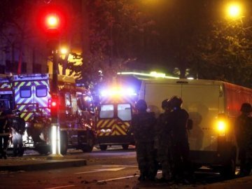 Серія жахливих терактів у Парижі: вбито щонайменше 35 людей, є заручники