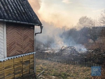 Через спалювання сухої трави у Нововолинську згоріло 13 дач. ВІДЕО