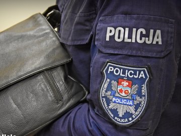Українець знайшов у Польщі сумку з чималою сумою грошей і віддав її поліції