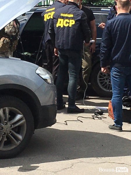 У Луцьку серед вулиці – затримання: на місці – чимало поліції і спецпризначенців. ФОТО