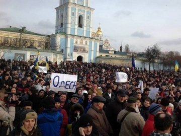 У Києві росте новий Євромайдан - там уже 4 тисячі людей і посли ЄС
