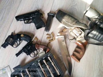 Пістолети, ножі, набої: на Волині вилучили зброю