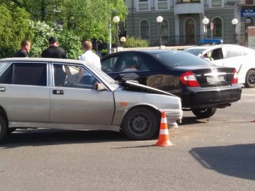 На площі Возз’єднання у Луцьку – аварія. ФОТО