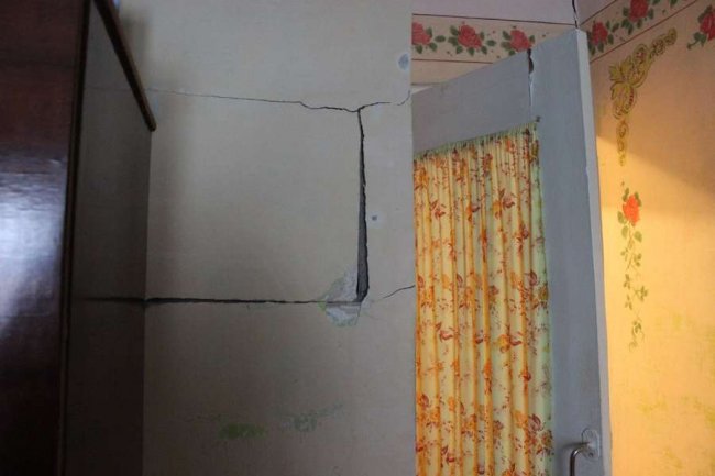 У Луцьку в багатоквартирному будинку тріснула стіна і провалилась підлога. ВІДЕО
