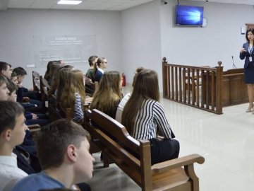 Десятки луцьких учнів потрапили до суду. ФОТО