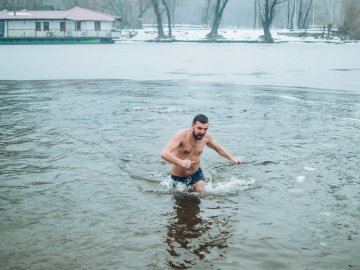 Нардеп від Волині опублікував фото купання в Дніпрі