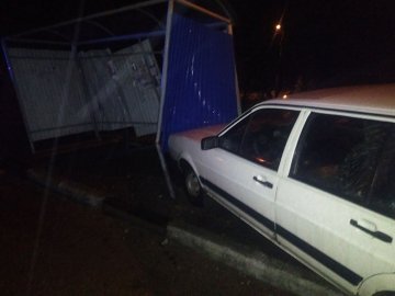 Аварія у Нововолинську: авто в'їхало в зупинку. ФОТО