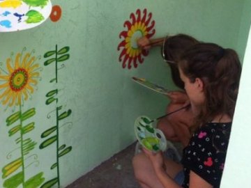 У селищі на Волині діти розмалюють зупинку квітами