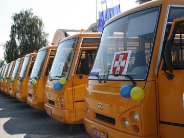 Сільським школам Волині подарували нові автобуси. ФОТО