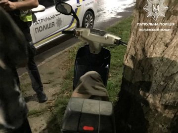 Без водійських прав та номерного знака: у Луцьку затримали п'янючого скутериста