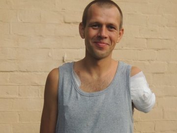 Збирають гроші українському солдату, який втратив руку під час АТО