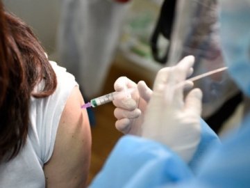МОЗ скасувало вакцинацію публічних осіб за залишковим принципом