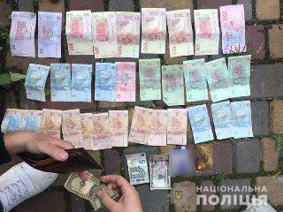 Гроші, зброя та «закладки»: у Луцьку затримали «наркоділка». ФОТО